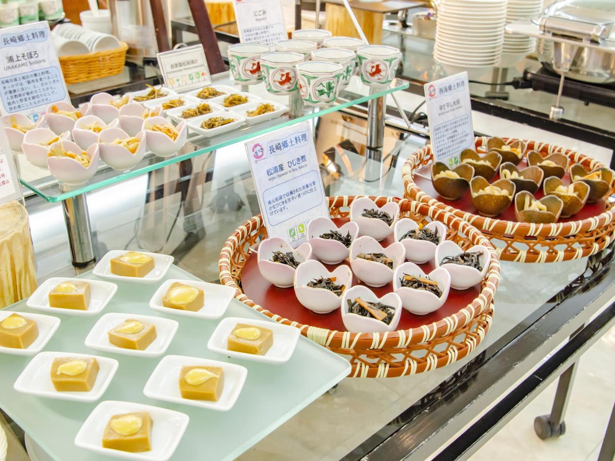 فندق ووترمارك نجاسكي هوس تن بوش ساسيبو المظهر الخارجي الصورة A selection of dim sum at a buffet